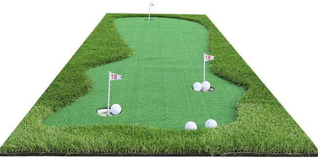 （上图）传统的简易果岭，如地毯般直接铺到地面，地面不平整会影响果岭平整度，不但达不到练习的要求，而且会起到反作用；洞杯较浅，找不到真实的球入洞的感觉，使得成就感和练习欲望大打折扣；人造草品质低劣，本身在生产剪裁过程中长短不齐，或采用长时间库存的人造草，草叶老化失去了应有的弯曲度。