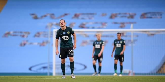 0-3落后，沮丧的伯恩利球员