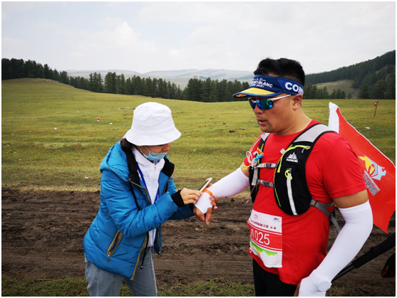 进入补给点后，志愿者为选手打卡计时