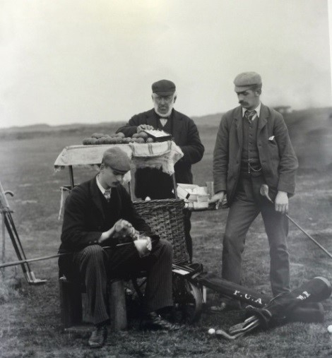 “老道”安德森（中）在老球场第四洞的小吃摊