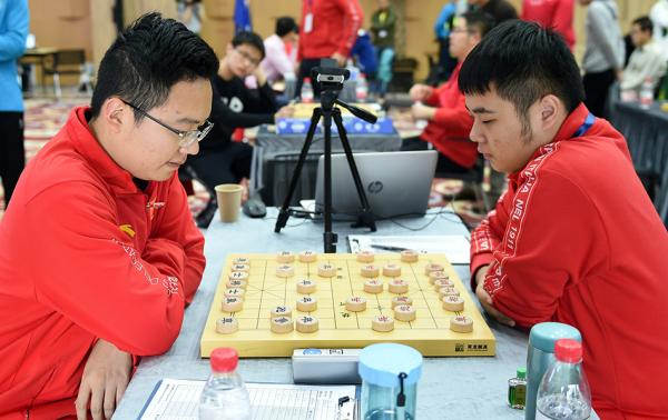 2018年10月29日，上海，2018亚洲象棋锦标赛，选手在比赛中。