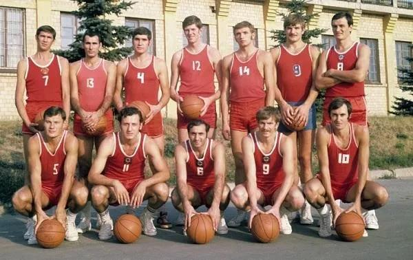 　　1972年参加奥运会的12名队员合影：后排左起——扎尔穆哈梅多夫、沃尔诺夫、波利沃达、科瓦连科、亚历山大-别洛夫、德沃尔尼、博洛舍夫；前排左起——保劳斯卡斯、科尔基亚、萨坎杰利泽、叶杰什科、谢尔盖-别洛夫。