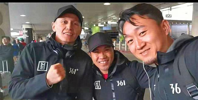 拜山波抵达了印地奥，旁边是靶师富兰克林