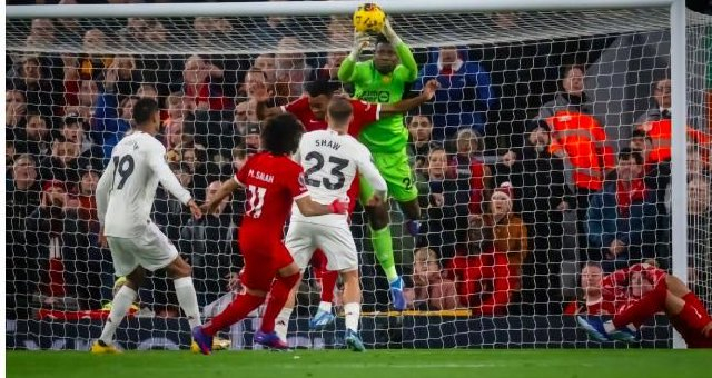 英超-达洛特染红 利物浦0-0战平曼联丢榜首