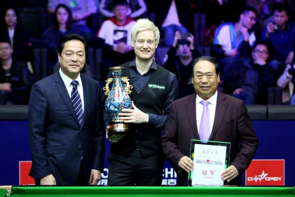 　　中国台球协会主席王立伟、世界斯诺克协会首席顾问、北京星牌集团董事长甘连舫分别为尼尔•罗伯逊颁发奖杯、22.5万英镑奖金和证书