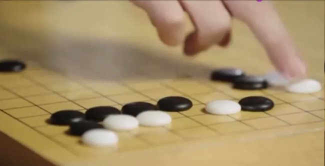 采访中,聂卫平亲手复原与小林光一棋局的每一步