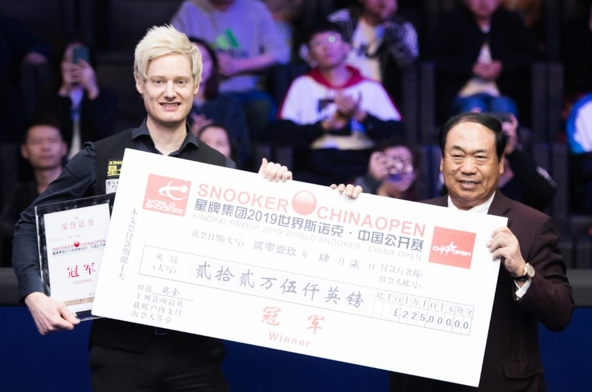 世界斯诺克协会首席顾问、北京星牌集团董事长甘连舫为冠军尼尔•罗伯逊颁发奖金