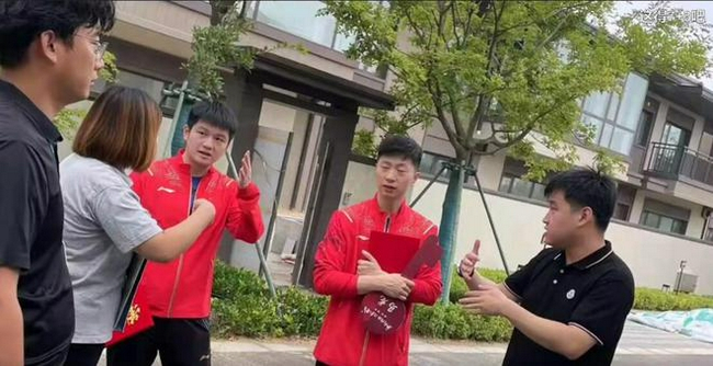 国乒队员看房现场气氛喜气洋洋