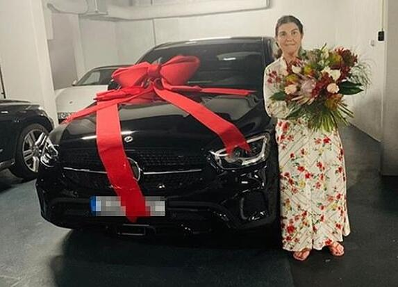 C罗送给母亲一辆豪车
