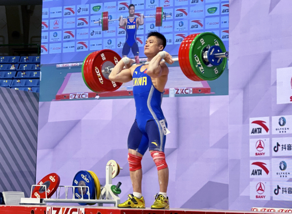 吕小军在比赛中。新华社发（中国举重队供图）