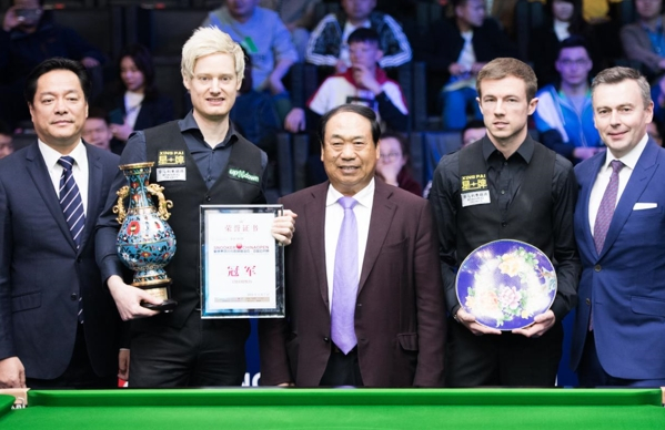 颁奖嘉宾与冠亚军合影