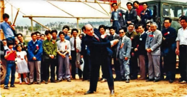 蚁民在深圳高尔夫俱乐部动工仪式上主持开球礼（照片来自深圳晚报）