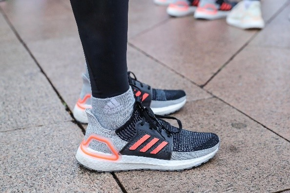 adidas UltraBOOST 19跑鞋
