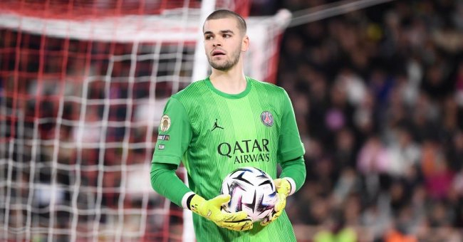 大巴黎主力门将舍瓦利耶脚踝受伤