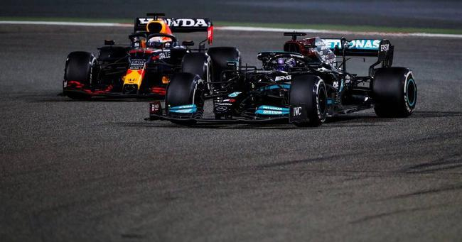 维斯塔潘与汉密尔顿的较量