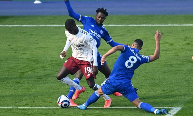 恩迪迪禁区边缘对佩佩犯规