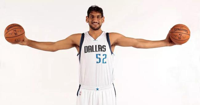 2015年萨特南·辛格被NBA达拉斯独行侠队选中