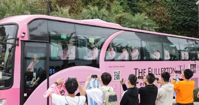 邁阿密國(guó)際離港梅西坐車尾面無(wú)表情 少量球迷送行