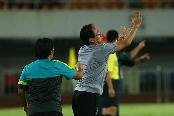 冈田武史指挥绿城。