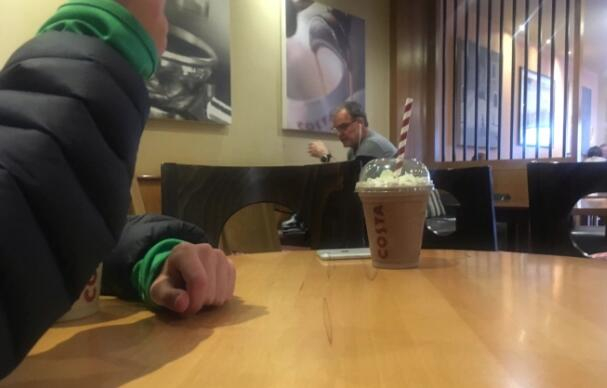 在咖啡馆里思考战术