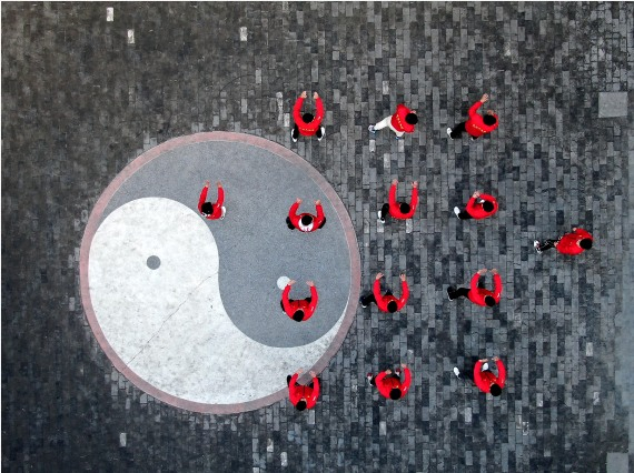 学员在河南省焦作市温县陈家沟的一个拳馆内练拳（无人机照片）。新华社记者 李嘉南 摄