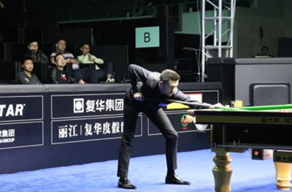 塞尔比在打球中