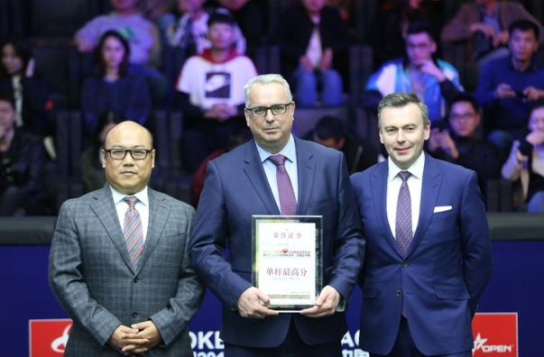 　　世界斯诺克协会主席杰森•弗格森、北京市政协委员、星牌集团副总裁甘佳庚，分别为斯图亚特•宾汉姆颁发满分奖及单杆最高分奖颁发证书和奖金，世界斯诺克有限公司商务总监迈尔斯•皮尔斯代为领取