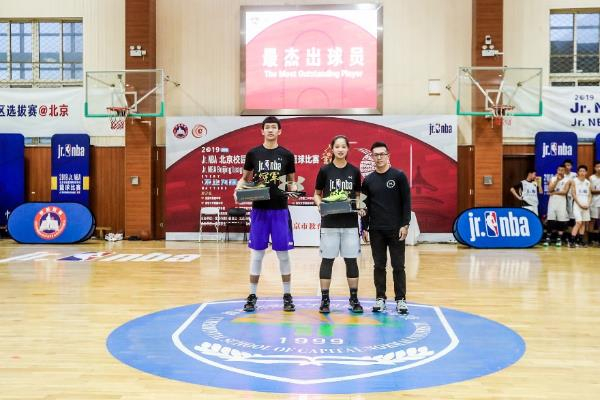 安德玛中国区市场总监陈嘉骏先生为男女子决赛两位MOP赵晗羽、汪志鹏颁发奖杯