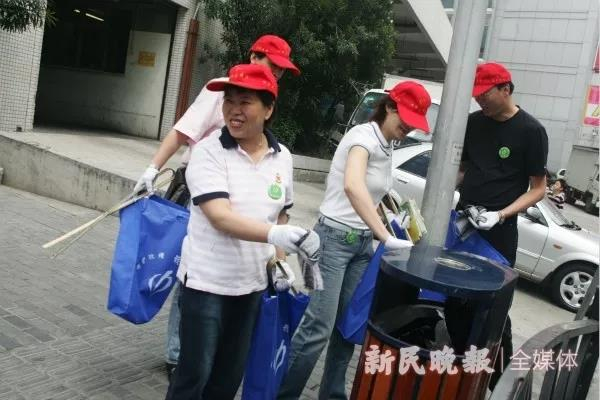 张德英（左一）参加公益活动