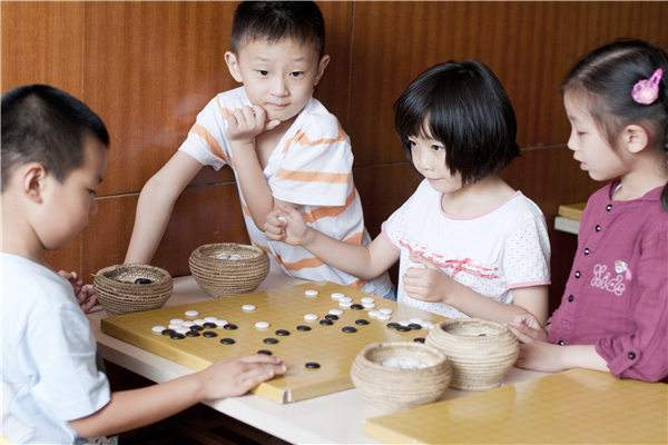 下围棋的小朋友