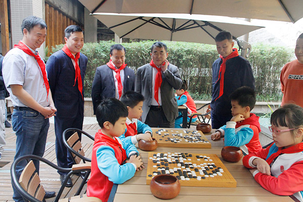 聂卫平观看指导小棋手下棋