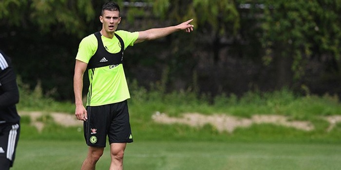 切尔西外租小将惹事!歧视侮辱对手:你个小矮子