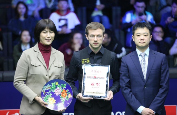 　　中国台球协会副主席兼秘书长王涛、北京星伟体育用品有限公司总经理甘佳岭分别为杰克•利索夫斯基颁发亚军奖杯、奖金和证书