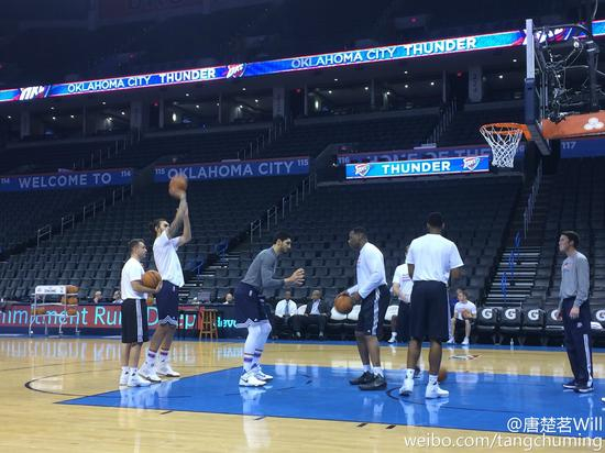 主场作战的雷霆全队上下显得十分轻松