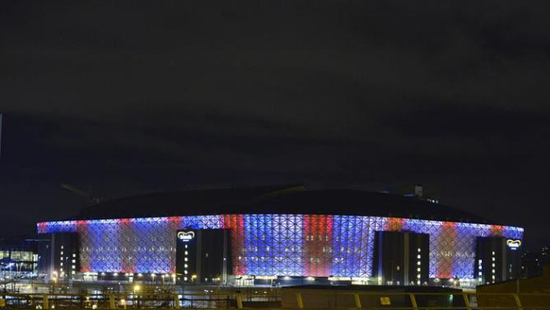 瑞典主场打出法国国旗色，悼念巴黎恐袭遇难者