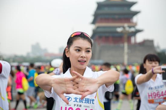 跑团成员亚洲小姐于文霞女士参加跑团的赛前热身