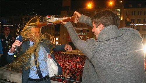 穆勒（右，正往主持人身上倒啤酒）是有名的爱开玩笑，这大概也就能解释马奇怪的名字了。