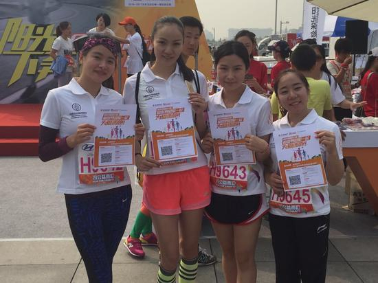 　　王鑫、康丽、蒋婷婷、邓琳琳在跑完七公里赛程后赶到终点参与了跑团公益募捐活动。善款直接纳入乐捐项目阳光奔跑计划，用于为贫困山区的孩子购买运动跑鞋。