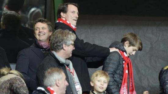 丹麦王储弗雷德里克与王子约阿希姆到场观战