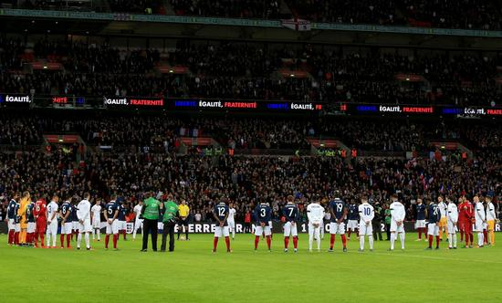赛前为巴黎恐袭案遇难者默哀