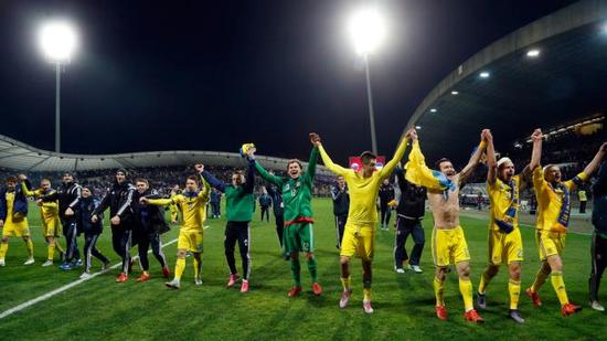 乌克兰队员庆祝出线