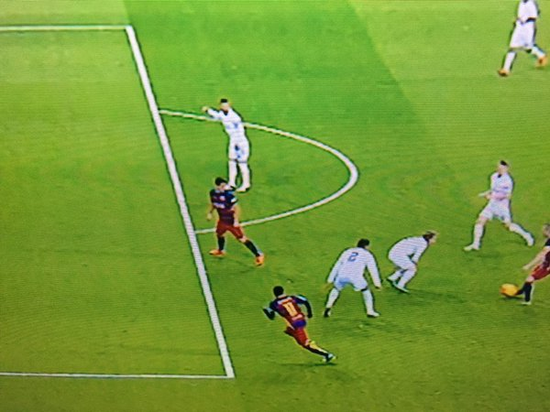 伊涅斯塔传球瞬间