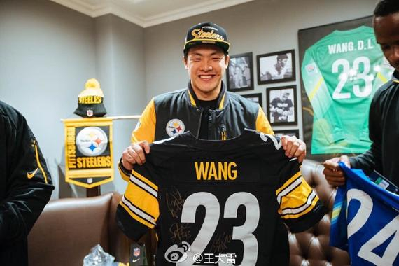 王大雷获赠nfl球衣