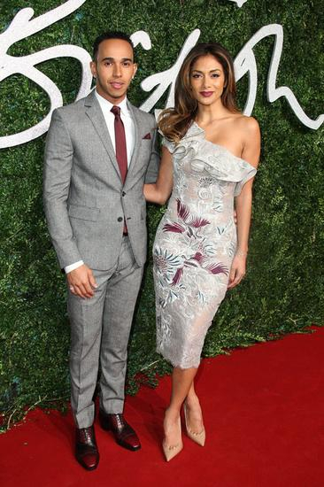 汉密尔顿去年与“小野猫”舒可辛格出席颁奖礼