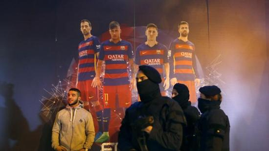 警察在巴萨主场外严阵以待