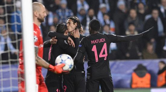 卡瓦尼亲吻迪马利亚