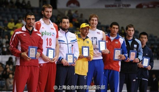 　　2011年男排世界杯单项奖获得者。左起：萨拉赫、莫兹德佐内克、萨瓦尼、塞尔吉奥、米哈伊洛夫、赫尔南德兹、德-塞克、任琦