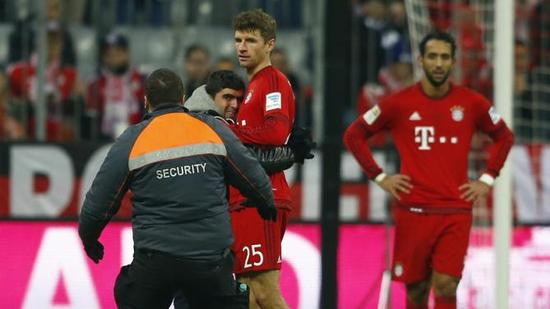 球迷冲场拥抱穆勒