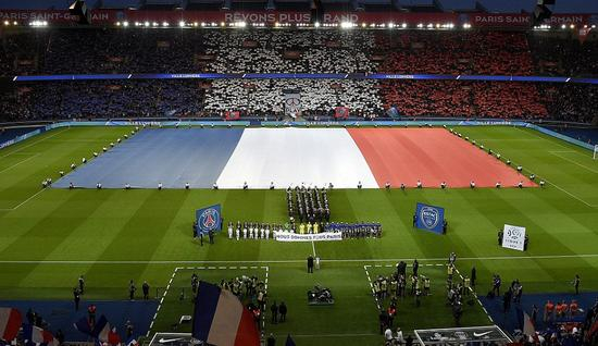 赛前特别仪式哀悼巴黎恐袭案遇难者