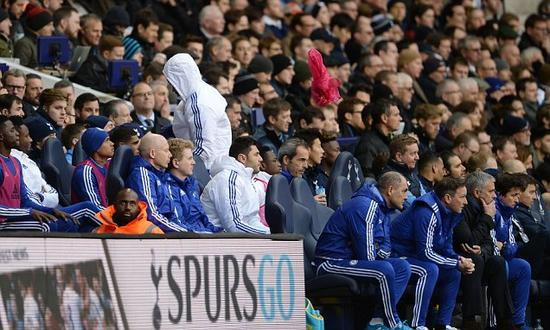 科斯塔随手甩下替补背心